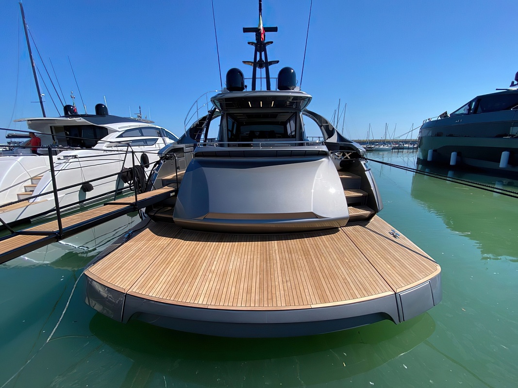 Продается моторная яхта PERSHING 8X 2022г.